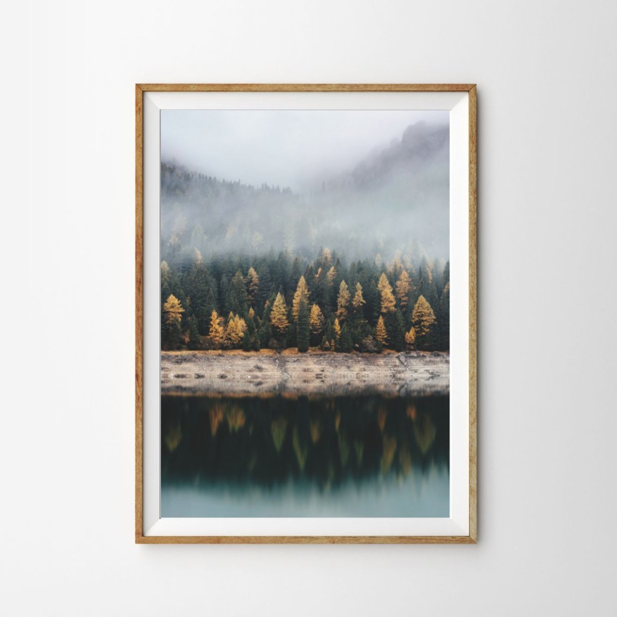 画像1: 霧の森と湖の反射 | 冬の北欧フォトポスター｜ナチュラルインテリア向けウォールアート (1)